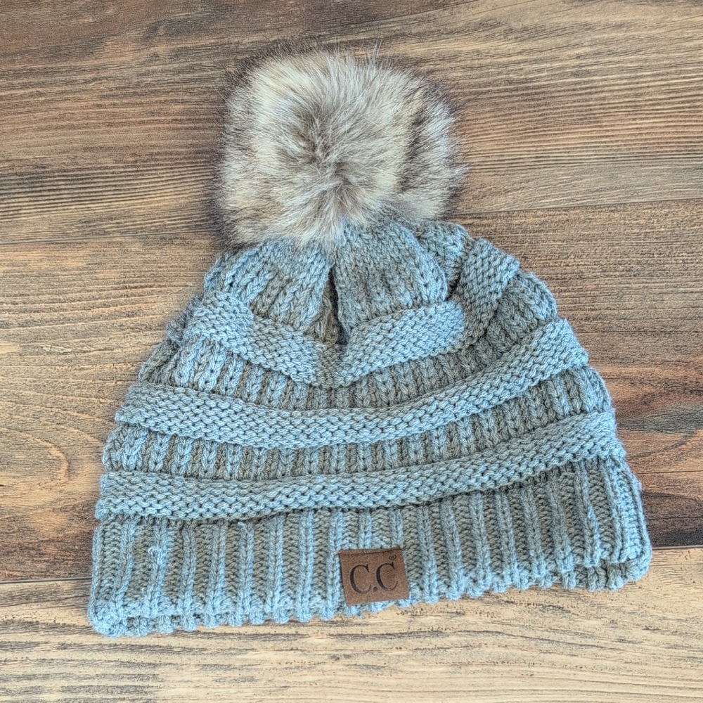 C.C Exlusives Women's Gray Knit Beanie with Faux Fur Pom-Pom     T133